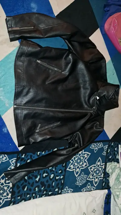 Chaqueta de cuero negra para mujer - miniatura 1