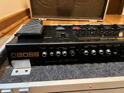 Pedalera de efectos Boss GT-100 con estuche - miniatura 4