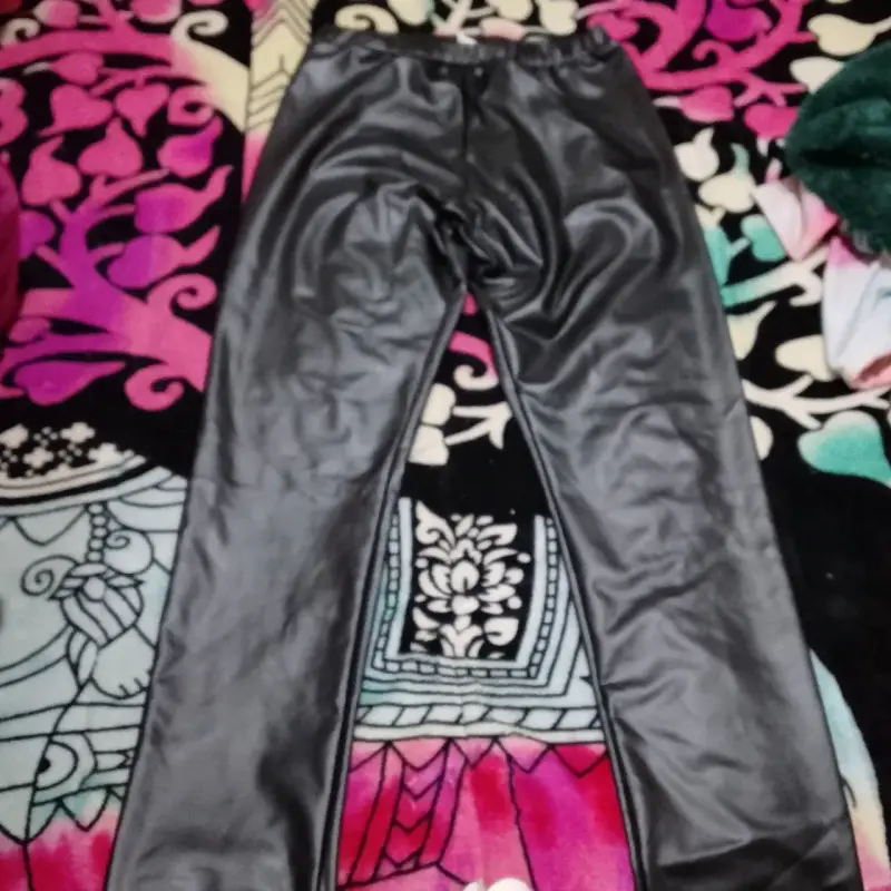Pantalones de cuero sintético negro para mujer