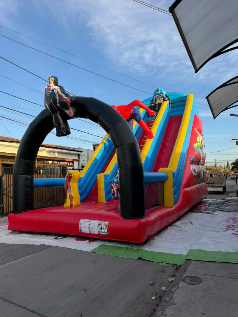 Tobogán Inflable Grande de Superhéroes - 1