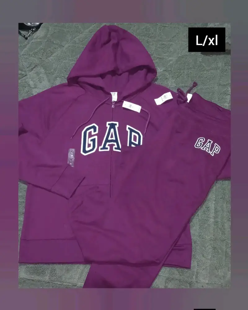 Conjunto deportivo morado GAP para mujer