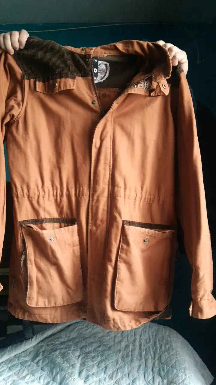 Chaqueta marrón con bolsillos grandes - 1