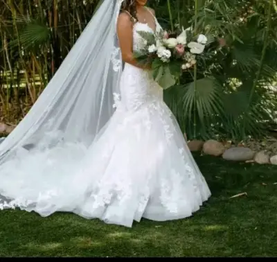 Vestido de novia blanco con encaje y cola larga - miniatura 1