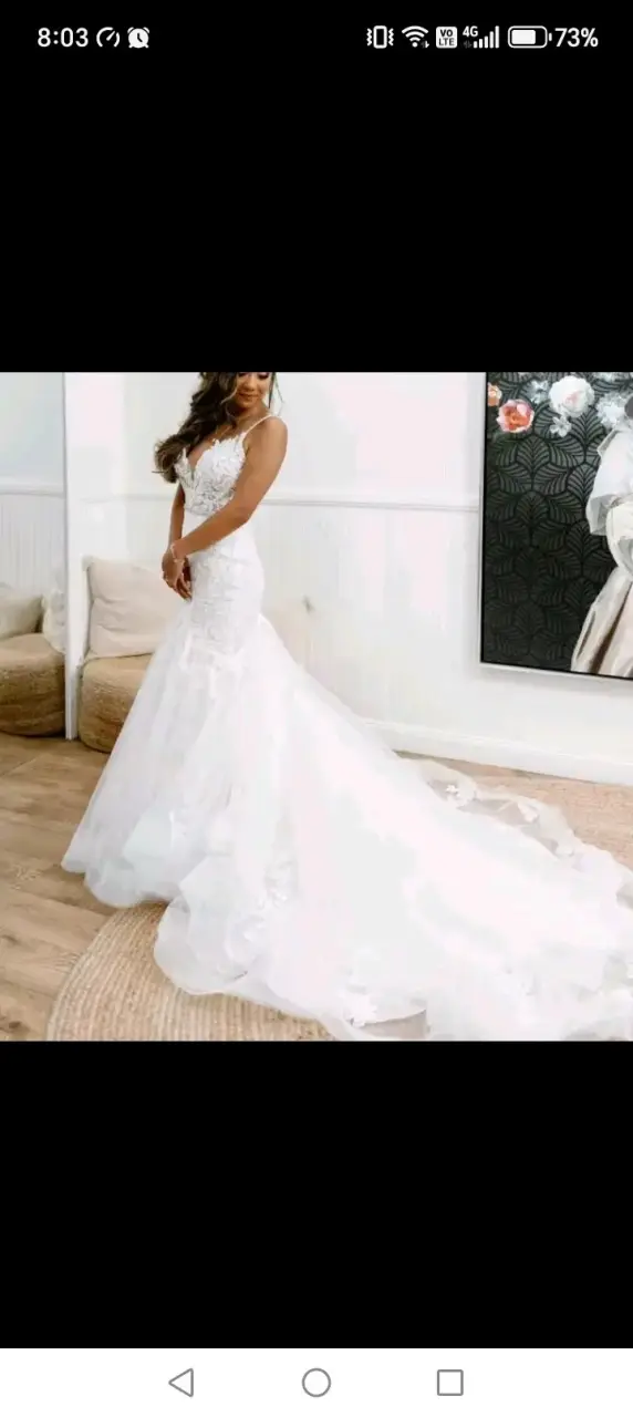 Vestido de novia blanco con encaje y cola larga - 3