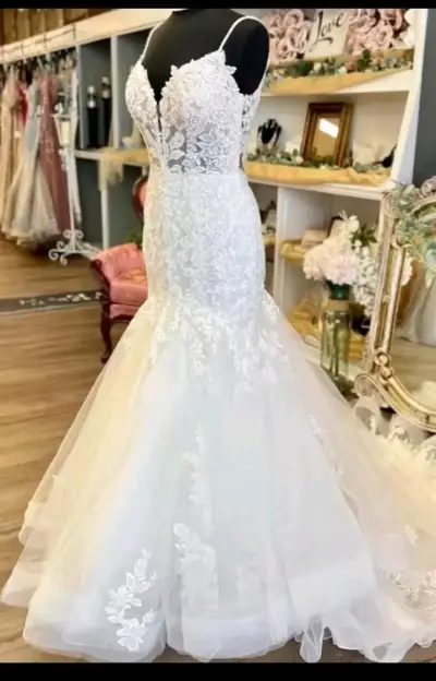 Vestido de novia blanco con encaje y cola larga - miniatura 4