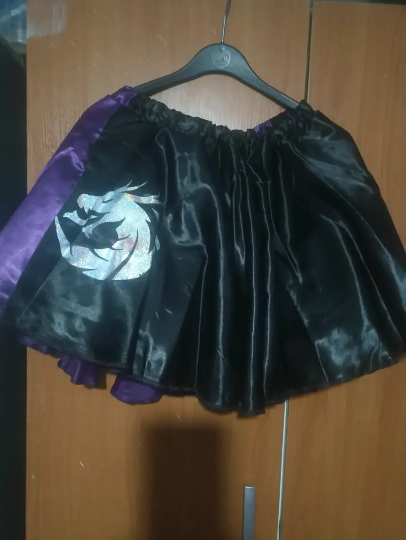 Falda negra con diseño de dragón holográfico - 1