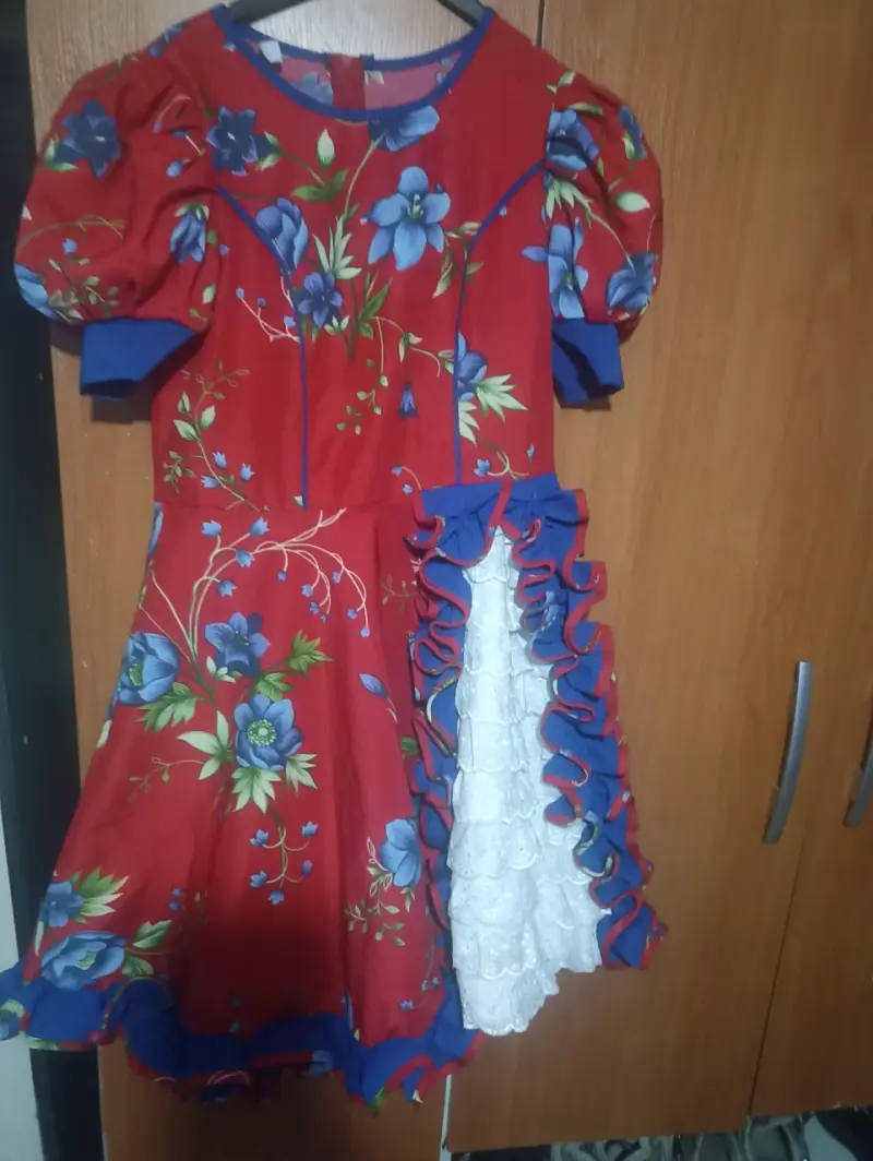 Vestido folclórico rojo con flores
