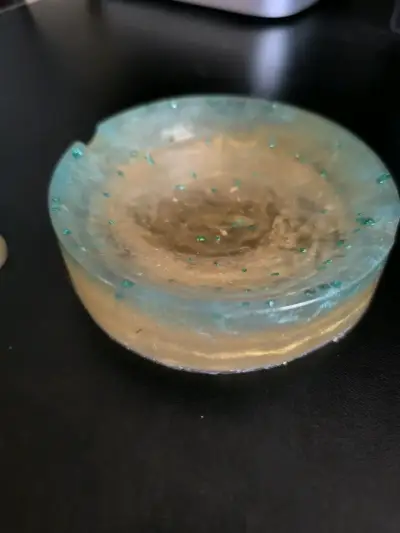 Cenicero de resina artesanal con diseño único - miniatura 1