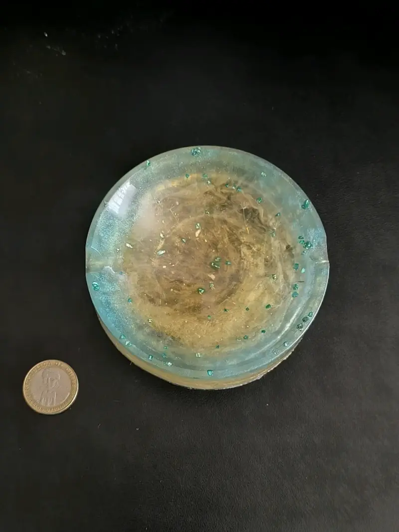 Cenicero de resina artesanal con diseño único - 2