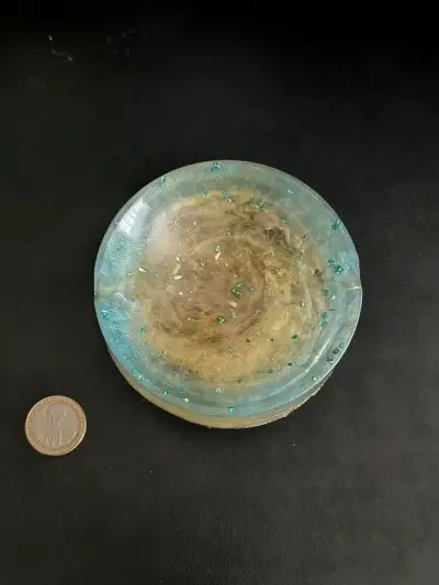 Cenicero de resina artesanal con diseño único - miniatura 2