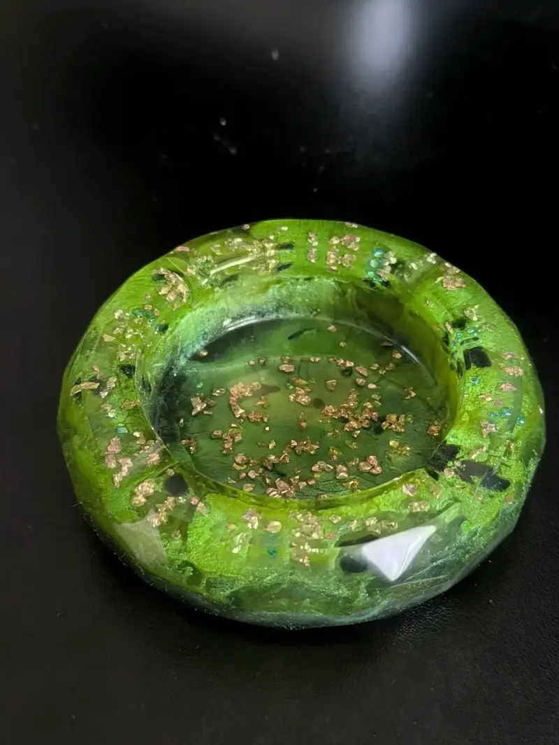Cenicero de resina verde con detalles dorados - 1