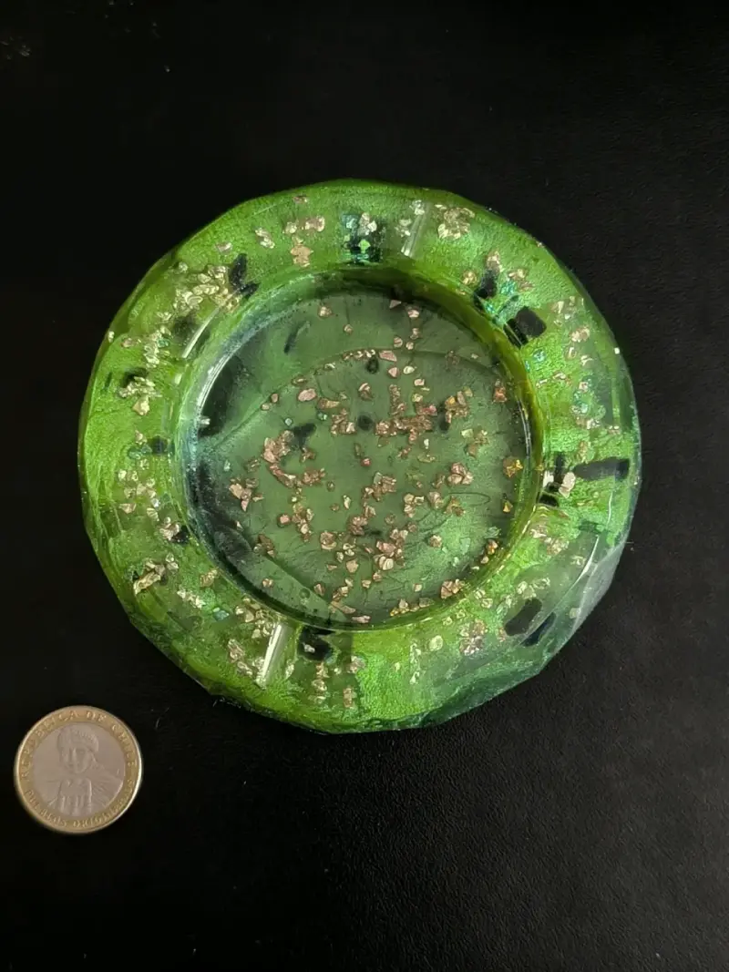 Cenicero de resina verde con detalles dorados - 2