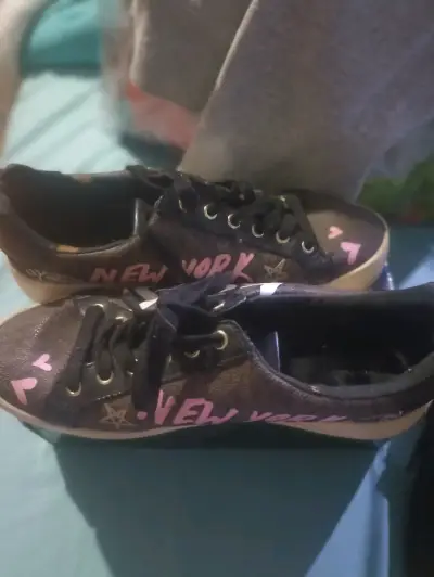 Zapatillas urbanas negras con diseño 'New York' - miniatura 1