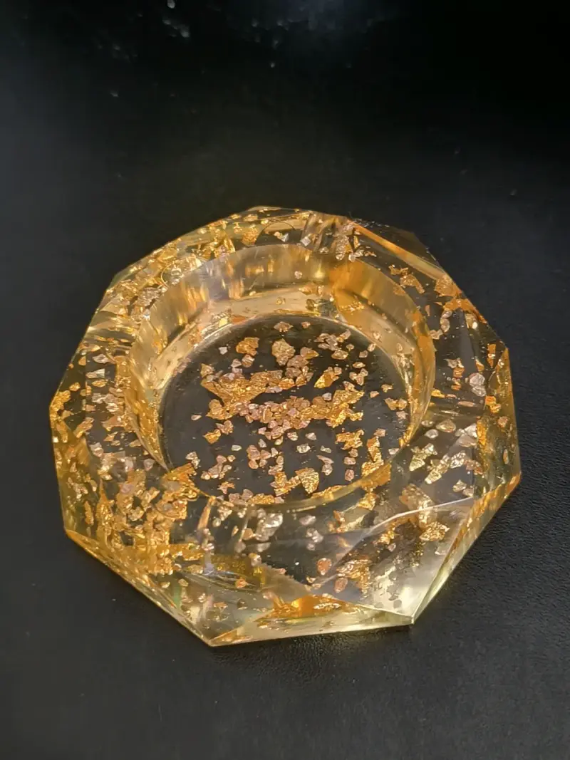 Cenicero de resina con detalles dorados - 1