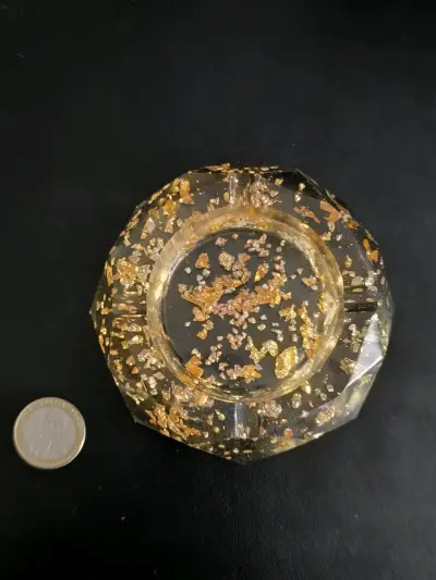 Cenicero de resina con detalles dorados - miniatura 2