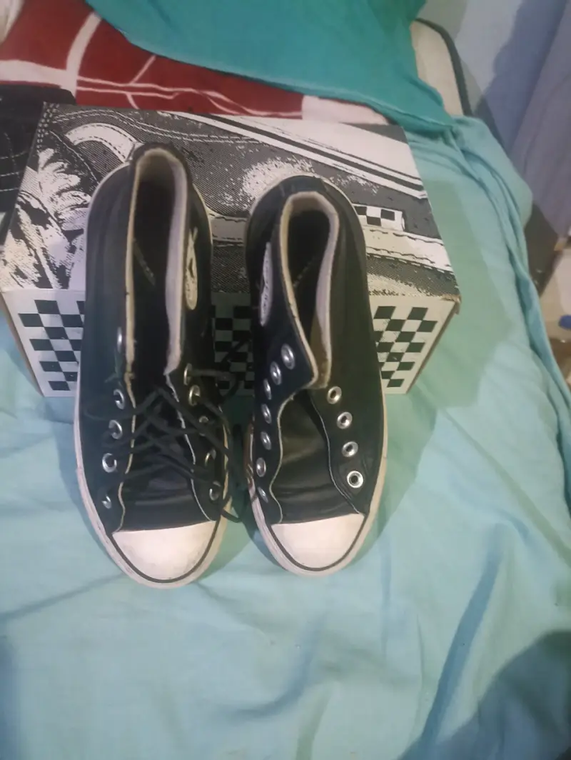 Zapatillas negras de cuero estilo urbano