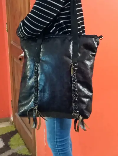 Bolso de cuero negro con detalles trenzados - miniatura 1