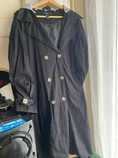 Abrigo negro largo Forever 21 con botones - miniatura 1
