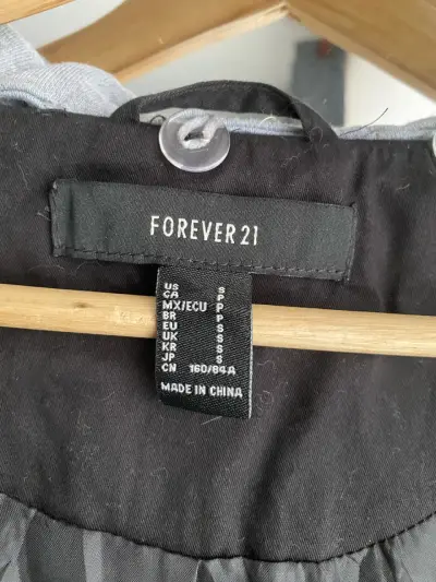 Abrigo negro largo Forever 21 con botones - miniatura 2