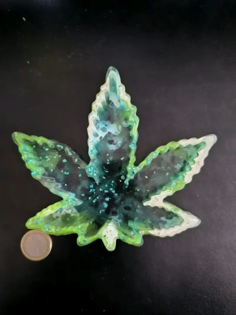 Cenicero de resina en forma de hoja - 1