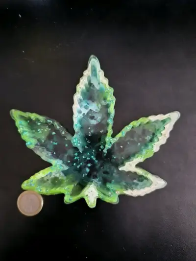 Cenicero de resina en forma de hoja - miniatura 1