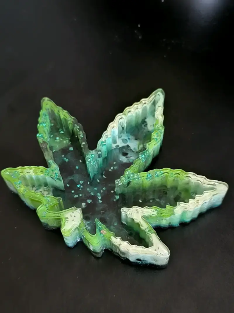 Cenicero de resina en forma de hoja - 2