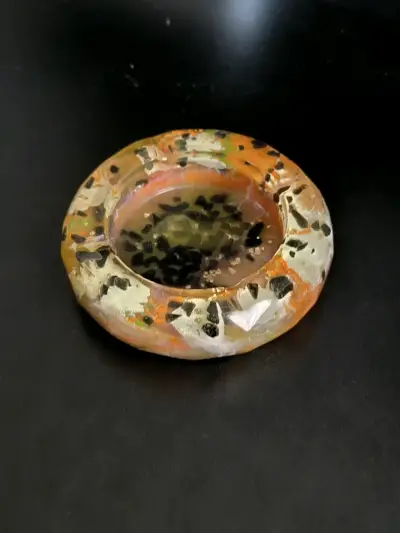 Cenicero de resina multicolor artesanal - miniatura 1