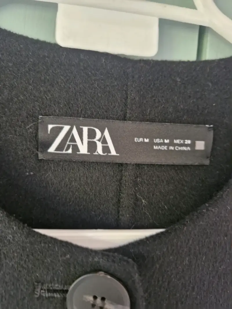 Abrigo negro de mujer Zara elegante - 5