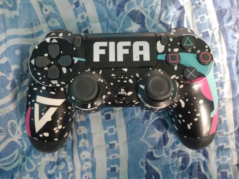 Control PS4 edición FIFA (precio conversable)