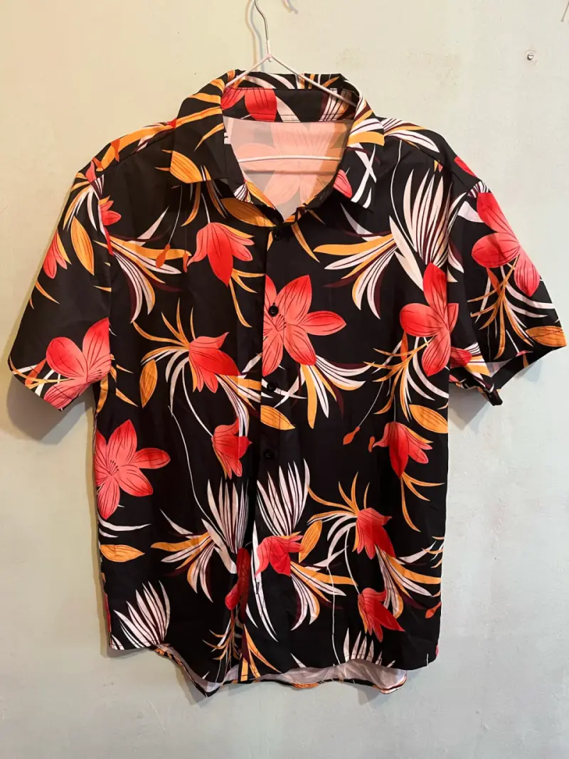 Camisa hawaiana de flores tropicales