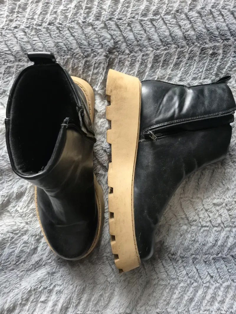 Botines de cuero negro con suela gruesa - 1
