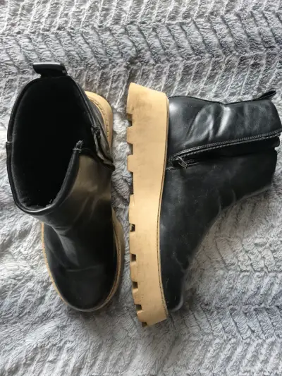 Botines de cuero negro con suela gruesa - miniatura 1
