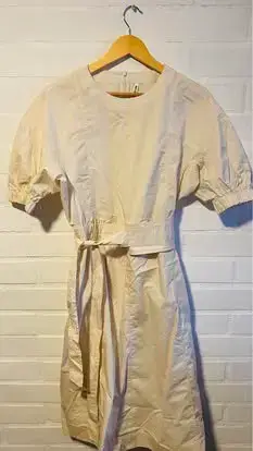 Vestido blanco con cinturón y mangas cortas - miniatura 1