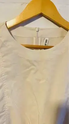 Vestido blanco con cinturón y mangas cortas - 2