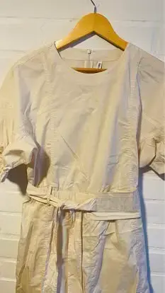 Vestido blanco con cinturón y mangas cortas - 3