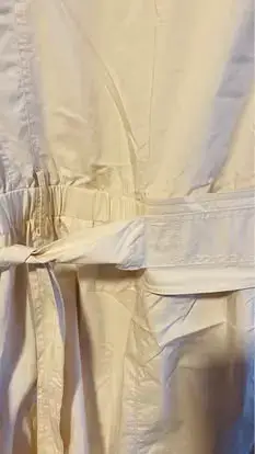 Vestido blanco con cinturón y mangas cortas - miniatura 4