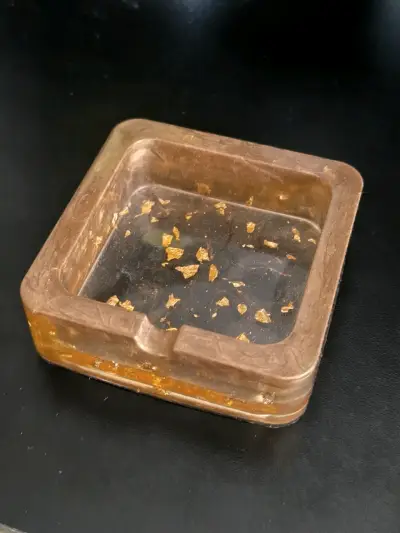 Cenicero cuadrado de resina con detalles dorados - miniatura 1