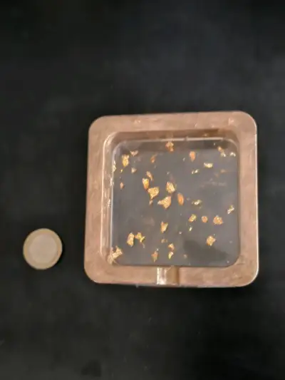 Cenicero cuadrado de resina con detalles dorados - miniatura 2