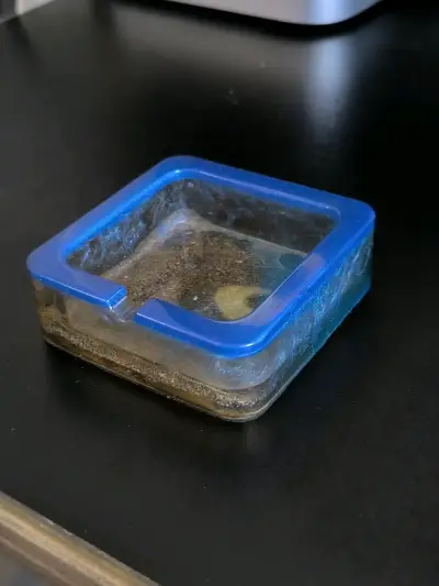 Cenicero de vidrio con borde azul - miniatura 1