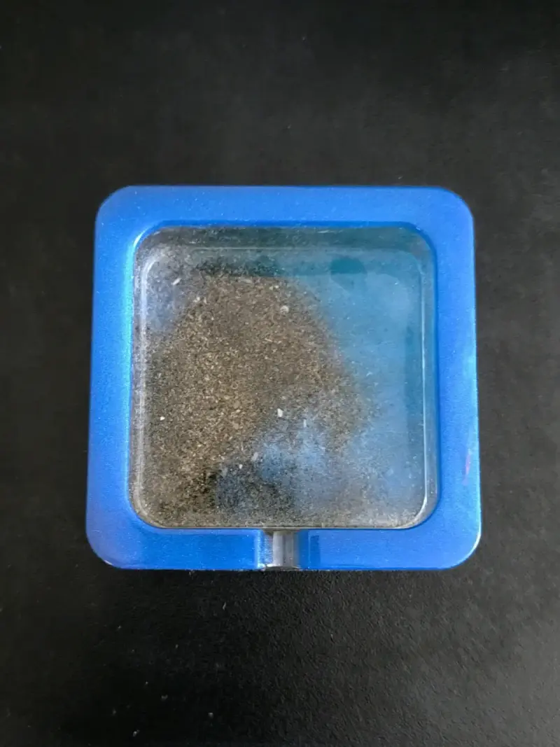 Cenicero de vidrio con borde azul - 3