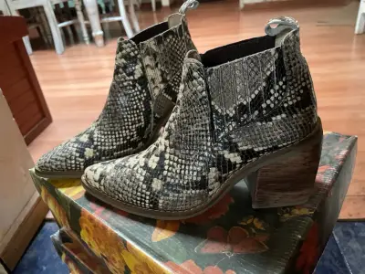 Botines de cuero estilo serpiente para mujer - miniatura 1