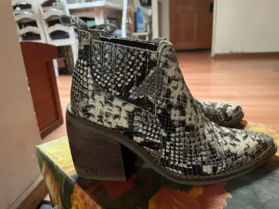 Botines de cuero estilo serpiente para mujer - miniatura 3