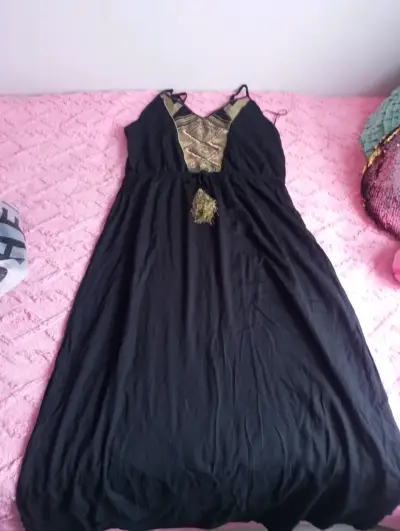 Vestido largo negro con detalle dorado - miniatura 1