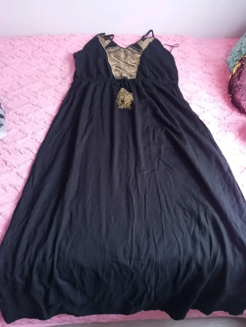 Vestido largo negro con detalle dorado - 2