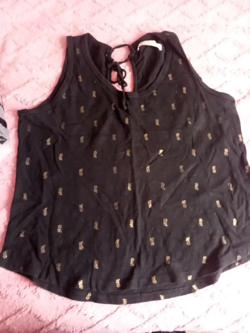 Polera sin mangas negra con estampado dorado