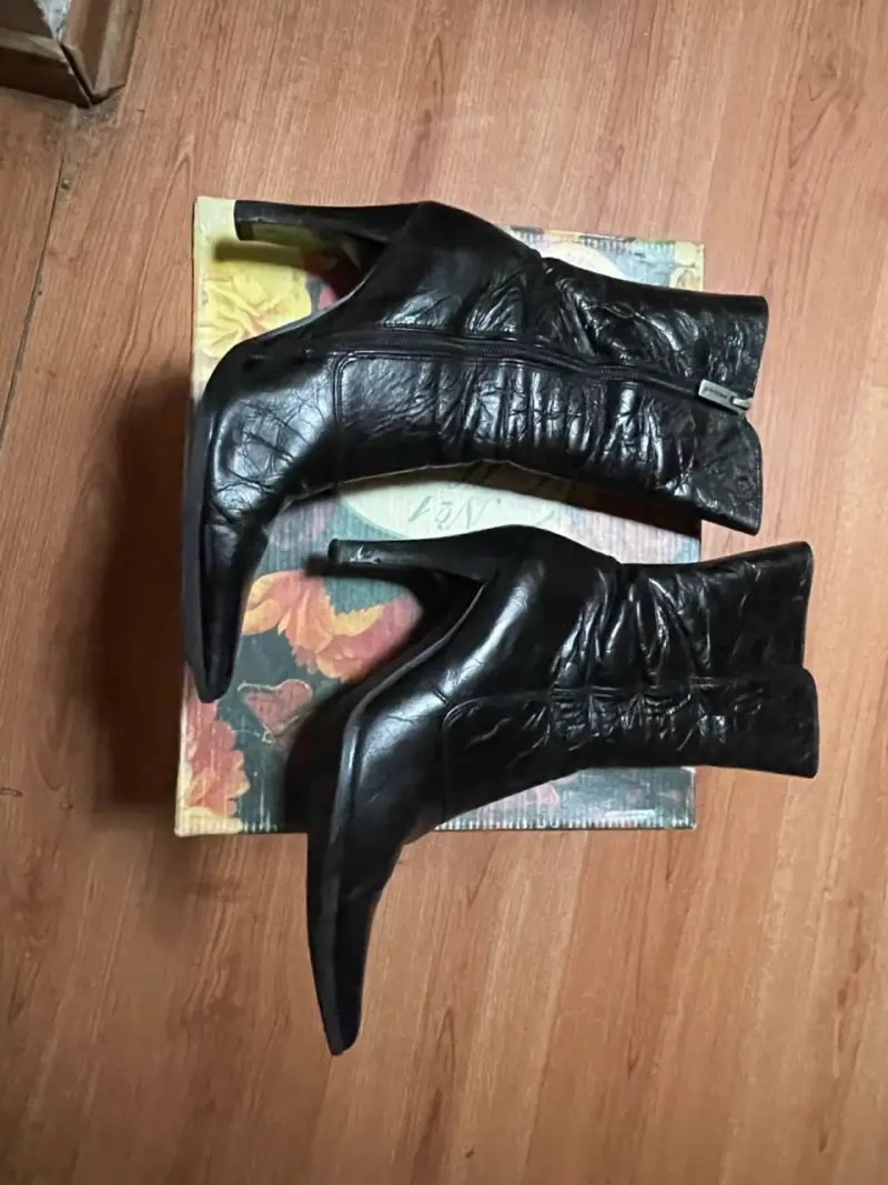 Botas de cuero negras con tacón alto - 2