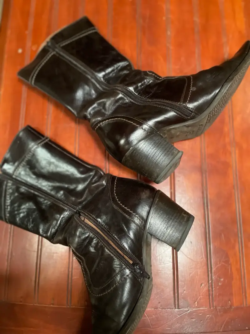 Botas de cuero cafes con tacón mediano - 1