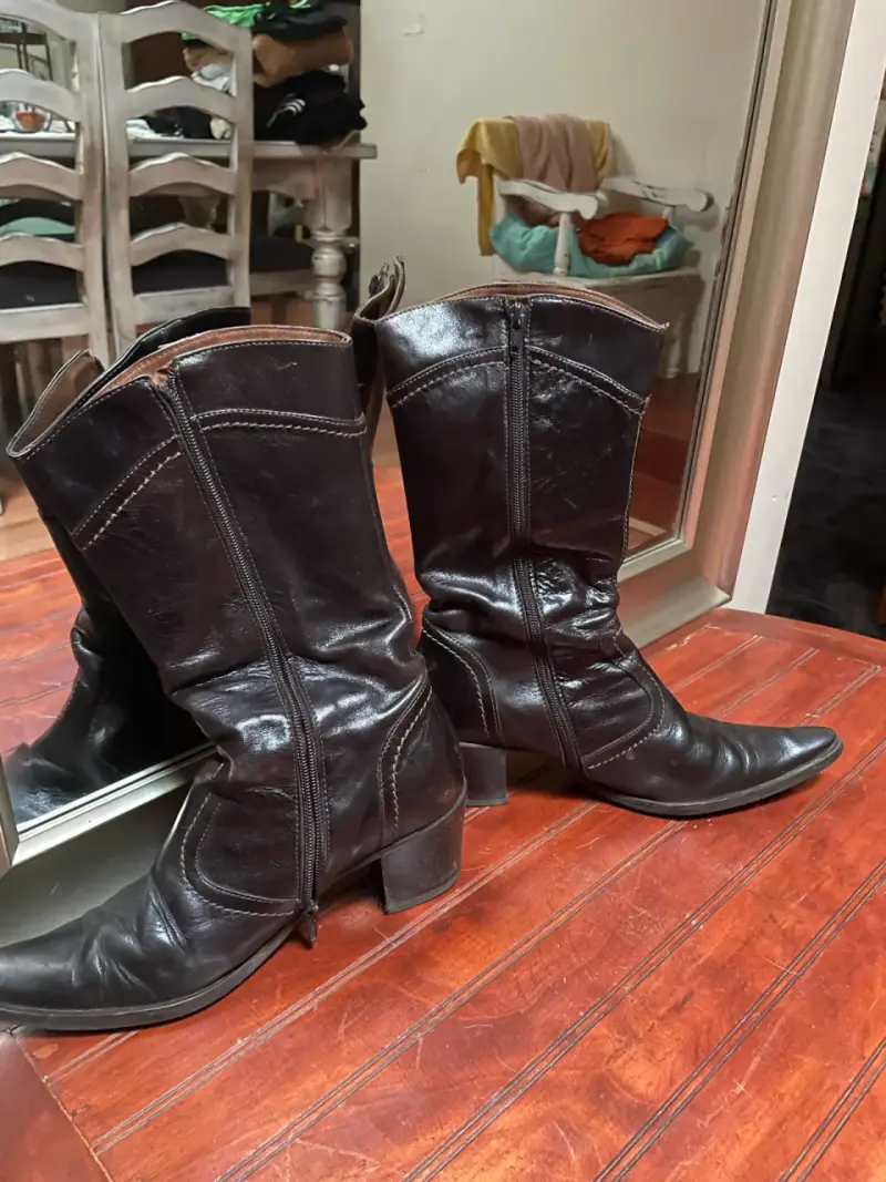 Botas de cuero cafes con tacón mediano - 2