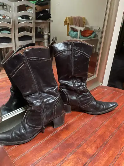 Botas de cuero cafes con tacón mediano - miniatura 2
