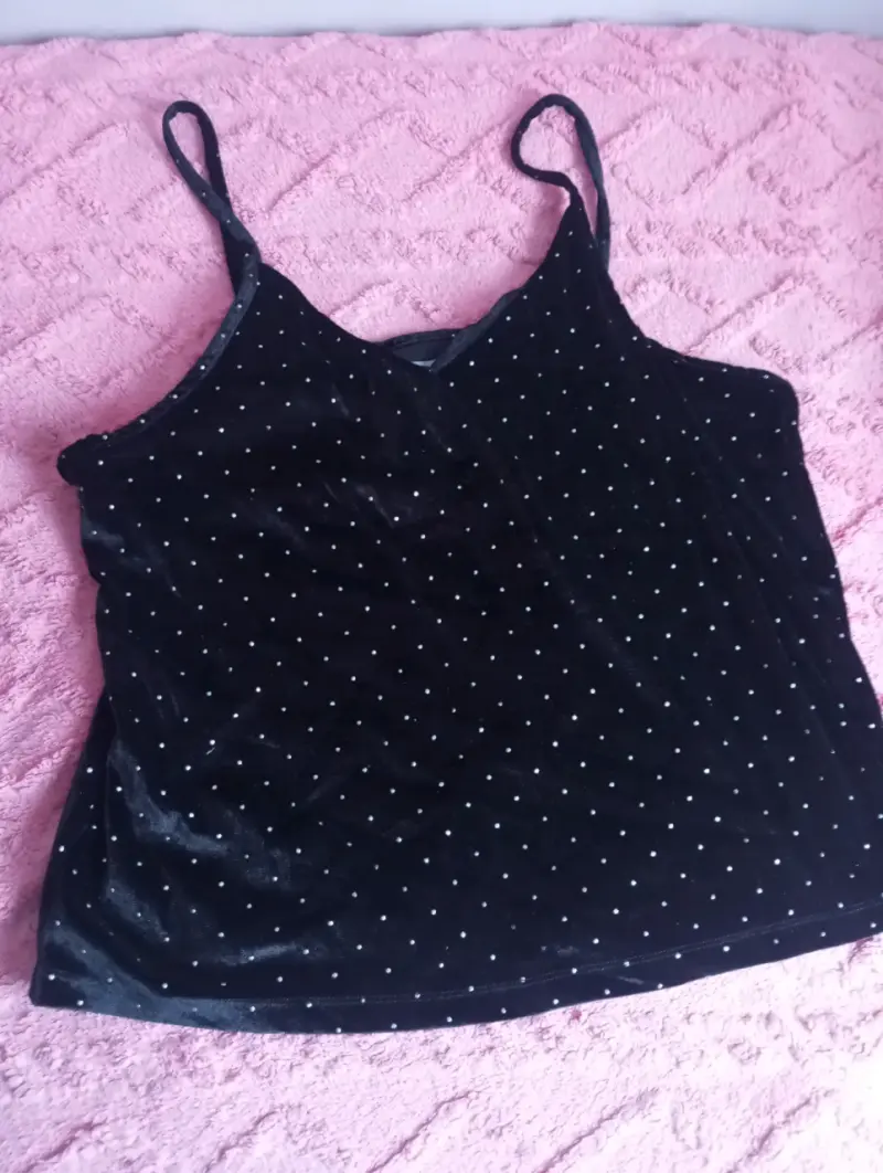 Polera de tirantes negra con puntos blancos